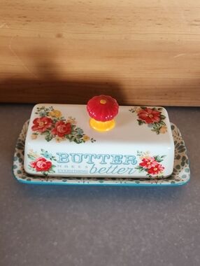 NWT. The Pioneer Woman Floral 'Butter Makes Everything Better'  Butter Dish.